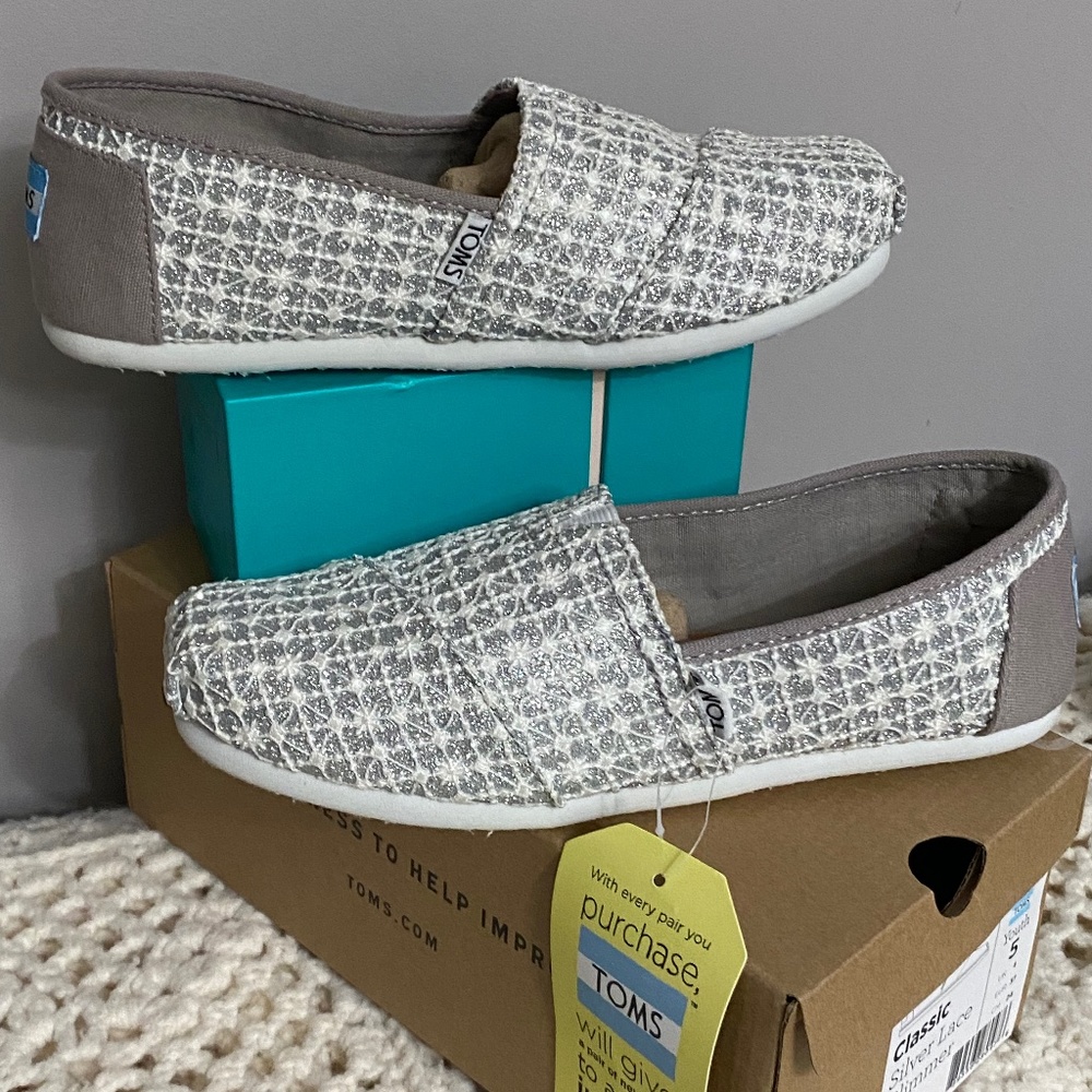 Tom’s Youth 5 fits like a womens 6.5